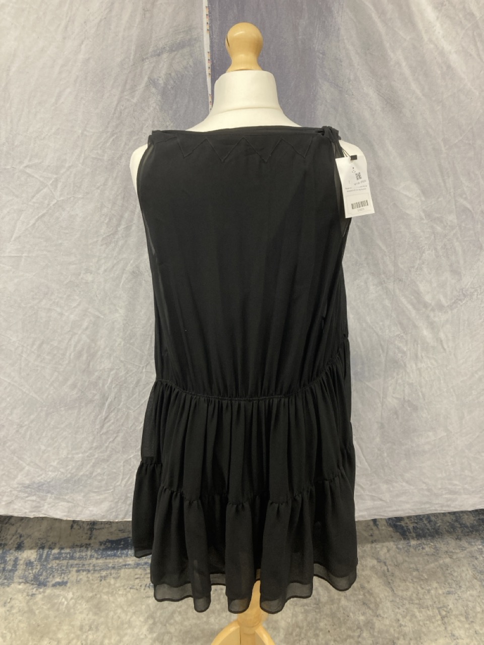 Lot 223  
            Edinburgh SR20 - Delivery Only 

                
SEE BY CHLOE SLEEVELESS TIERED MINI DRESS IN BLACK SILK SIZE 42: LOCATION - RAIL 2