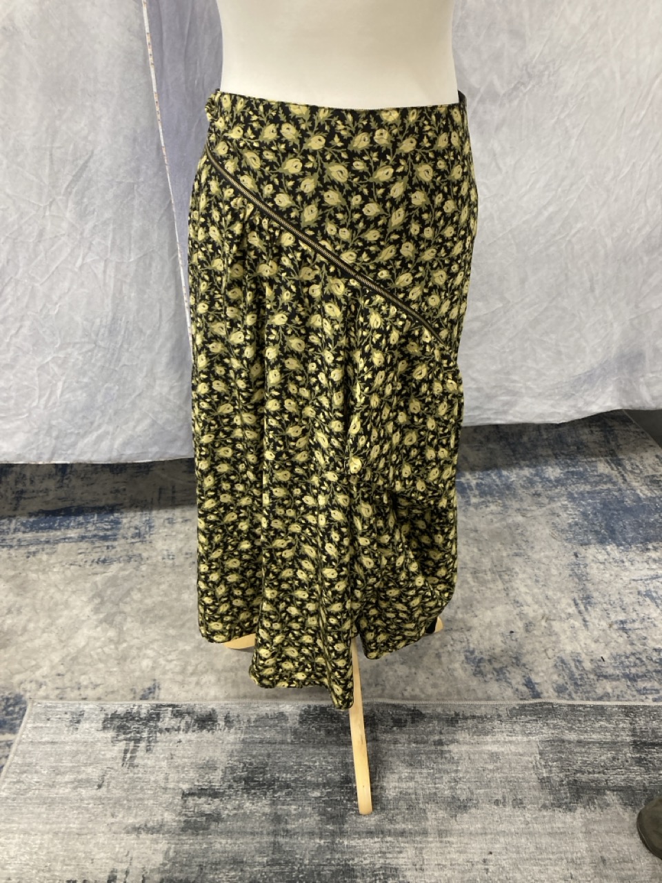 Lot 224  
            Edinburgh SR20 - Delivery Only 

                
BURBERRY ZIP-DETAILED DRAPED FLORAL MIDI SKIRT IN YELLOW AND GREEN SILK SIZE UK 8...