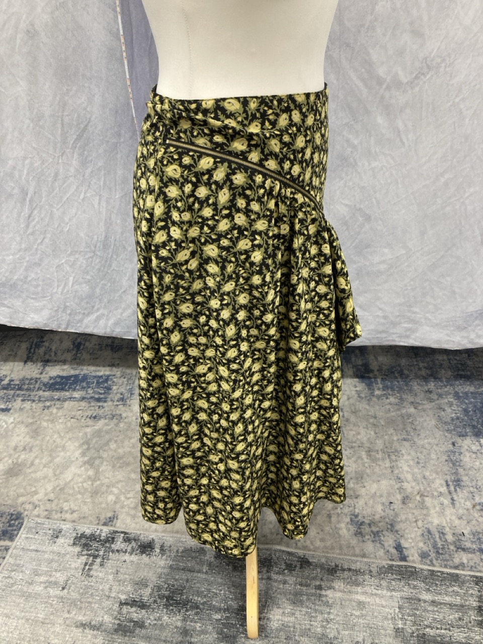 Lot 224  
            Edinburgh SR20 - Delivery Only 

                
BURBERRY ZIP-DETAILED DRAPED FLORAL MIDI SKIRT IN YELLOW AND GREEN SILK SIZE UK 8...