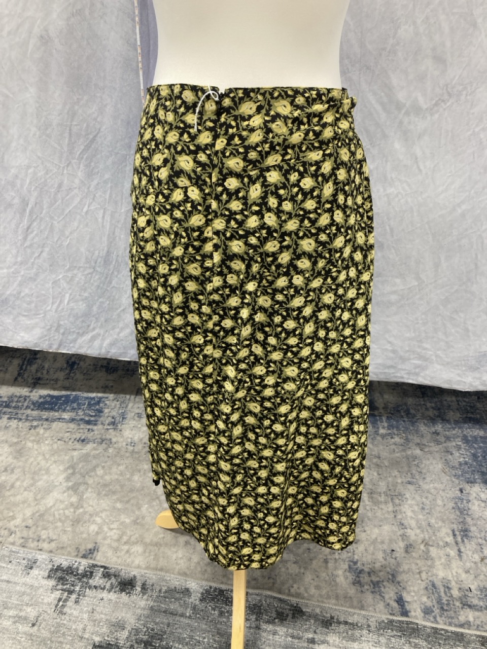 Lot 224  
            Edinburgh SR20 - Delivery Only 

                
BURBERRY ZIP-DETAILED DRAPED FLORAL MIDI SKIRT IN YELLOW AND GREEN SILK SIZE UK 8...