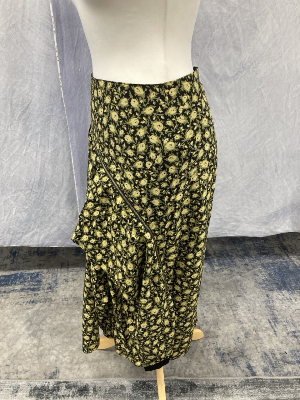 Lot 224  
            Edinburgh SR20 - Delivery Only 

                
BURBERRY ZIP-DETAILED DRAPED FLORAL MIDI SKIRT IN YELLOW AND GREEN SILK SIZE UK 8...