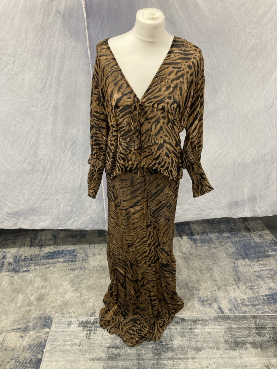 Lot 226  
            Edinburgh SR20 - Delivery Only 

                
GANNI TIGER PRINT SKIRT AND BLOUSE SET IN MULTICOLOR VISCOSE 42: LOCATION - RAIL 2