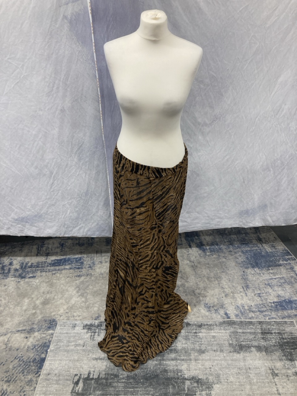 Lot 226  
            Edinburgh SR20 - Delivery Only 

                
GANNI TIGER PRINT SKIRT AND BLOUSE SET IN MULTICOLOR VISCOSE 42: LOCATION - RAIL 2