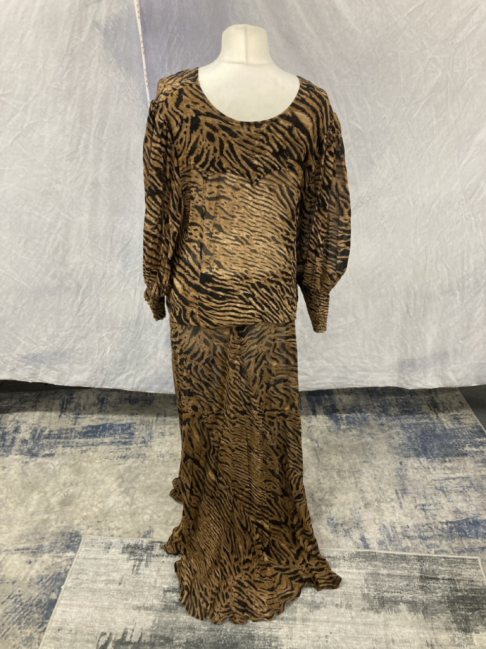 Lot 226  
            Edinburgh SR20 - Delivery Only 

                
GANNI TIGER PRINT SKIRT AND BLOUSE SET IN MULTICOLOR VISCOSE 42: LOCATION - RAIL 2