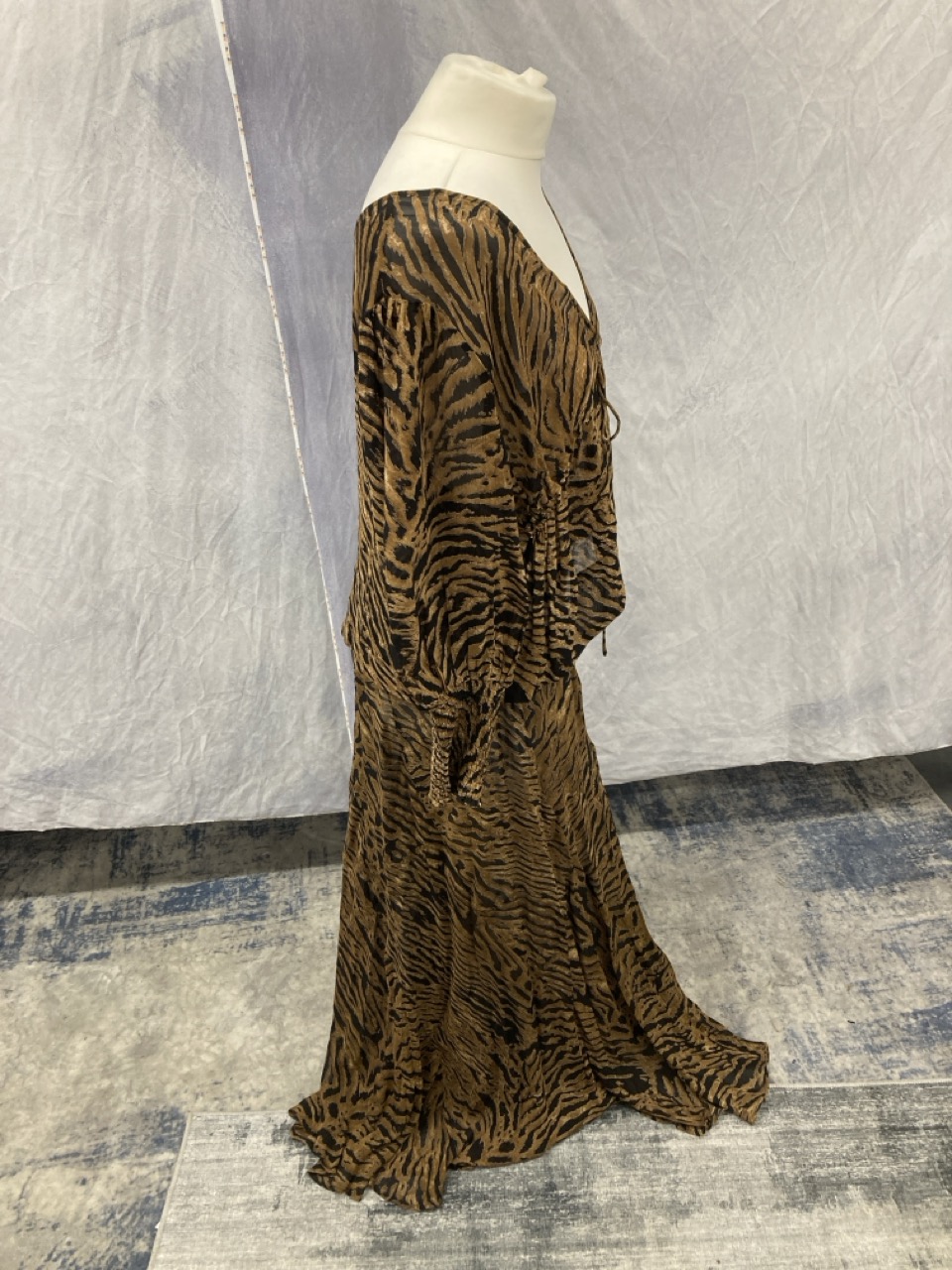 Lot 226  
            Edinburgh SR20 - Delivery Only 

                
GANNI TIGER PRINT SKIRT AND BLOUSE SET IN MULTICOLOR VISCOSE 42: LOCATION - RAIL 2