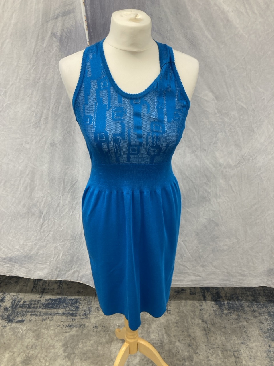 Lot 227  
            Edinburgh SR20 - Delivery Only 

                
BALENCIAGA SLEEVELESS FINE KNIT DRESS IN BLUE SILK 38: LOCATION - RAIL 2