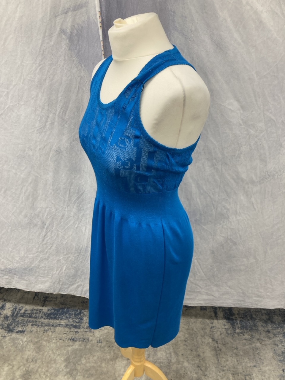 Lot 227  
            Edinburgh SR20 - Delivery Only 

                
BALENCIAGA SLEEVELESS FINE KNIT DRESS IN BLUE SILK 38: LOCATION - RAIL 2