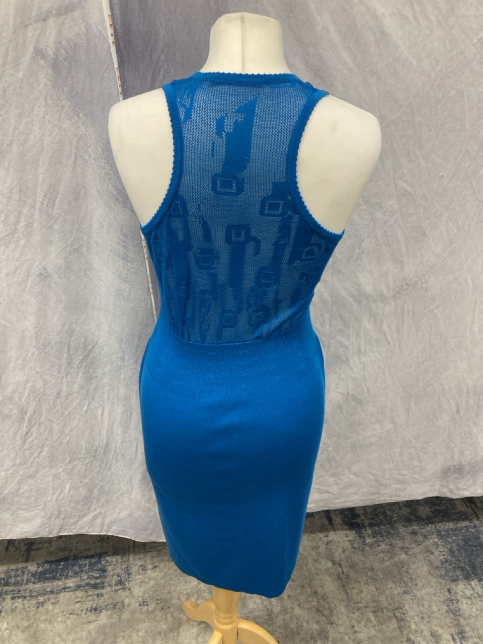 Lot 227  
            Edinburgh SR20 - Delivery Only 

                
BALENCIAGA SLEEVELESS FINE KNIT DRESS IN BLUE SILK 38: LOCATION - RAIL 2