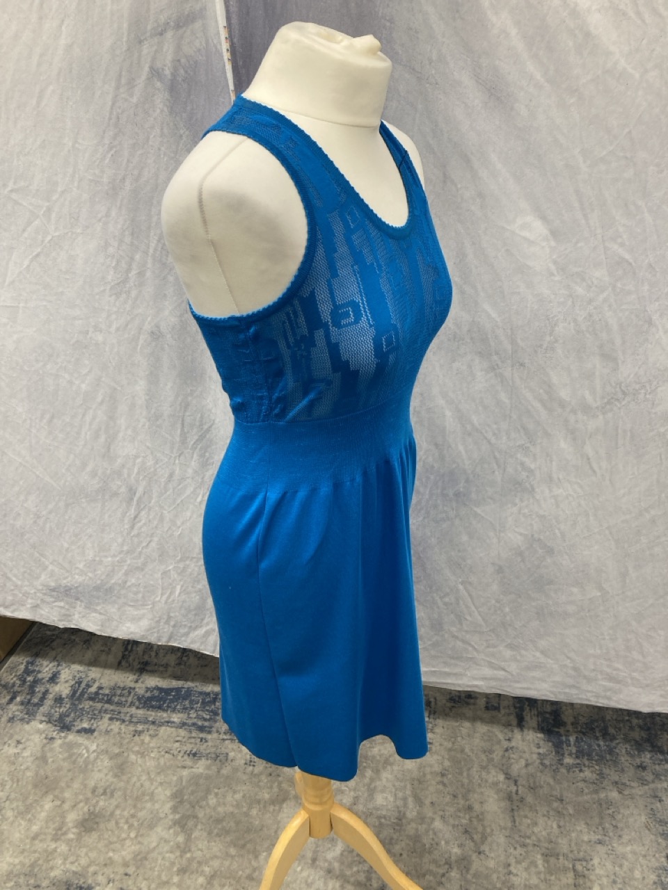 Lot 227  
            Edinburgh SR20 - Delivery Only 

                
BALENCIAGA SLEEVELESS FINE KNIT DRESS IN BLUE SILK 38: LOCATION - RAIL 2