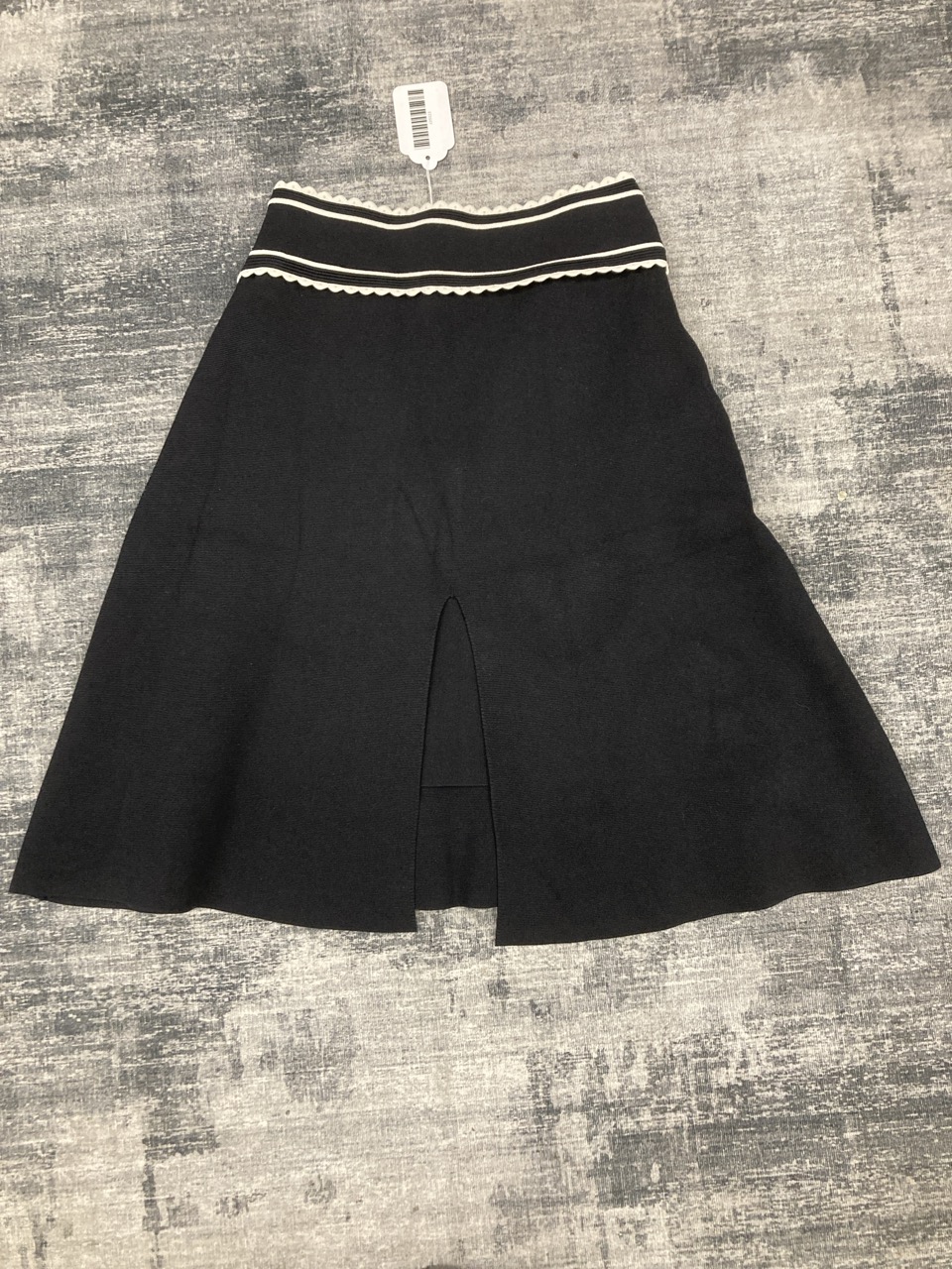 Lot 228  
            Edinburgh SR20 - Delivery Only 

                
SANDRO PARIS RIBBED KNEE LENGTH SKIRT IN BLACK POLYESTER NO SIZE : LOCATION - RAIL 2