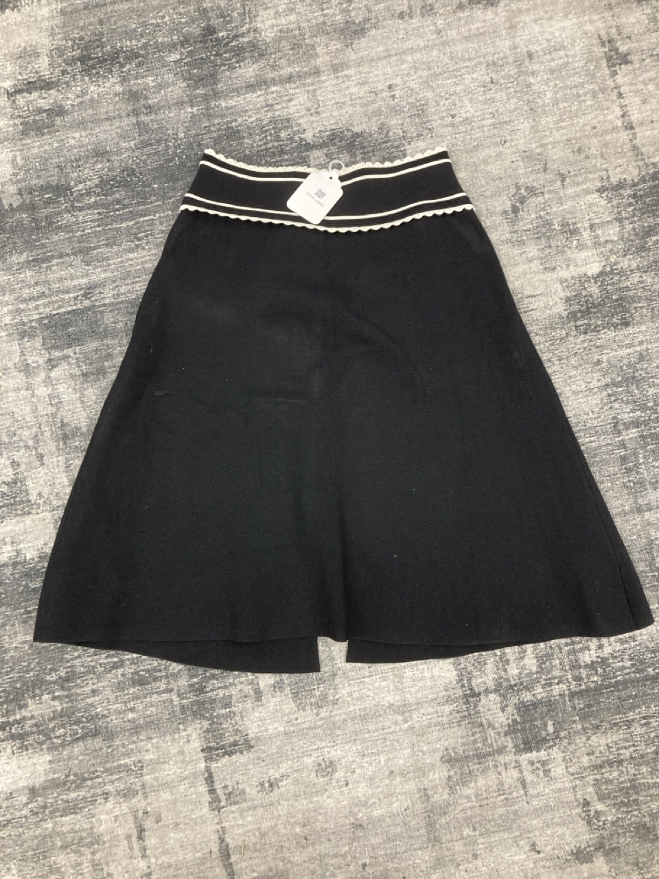 Lot 228  
            Edinburgh SR20 - Delivery Only 

                
SANDRO PARIS RIBBED KNEE LENGTH SKIRT IN BLACK POLYESTER NO SIZE : LOCATION - RAIL 2