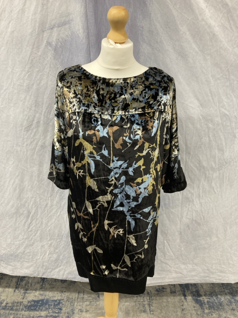 Lot 22  
            Edinburgh SR20 - Delivery Only 

                
DIANE VON FURSTENBERG PRINTED MINI DRESS IN BLACK VELVET SIZE 2: LOCATION - RAIL 3