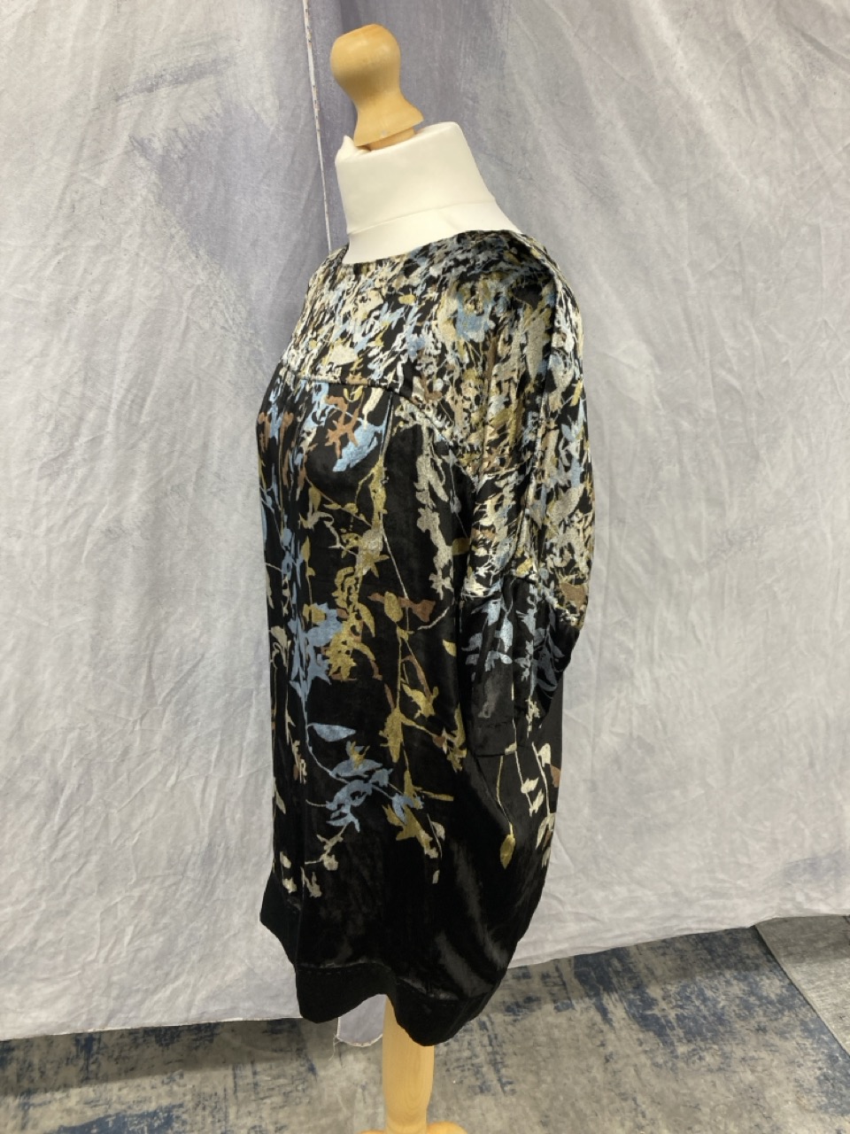 Lot 22  
            Edinburgh SR20 - Delivery Only 

                
DIANE VON FURSTENBERG PRINTED MINI DRESS IN BLACK VELVET SIZE 2: LOCATION - RAIL 3