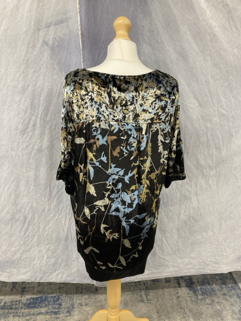 Lot 22  
            Edinburgh SR20 - Delivery Only 

                
DIANE VON FURSTENBERG PRINTED MINI DRESS IN BLACK VELVET SIZE 2: LOCATION - RAIL 3