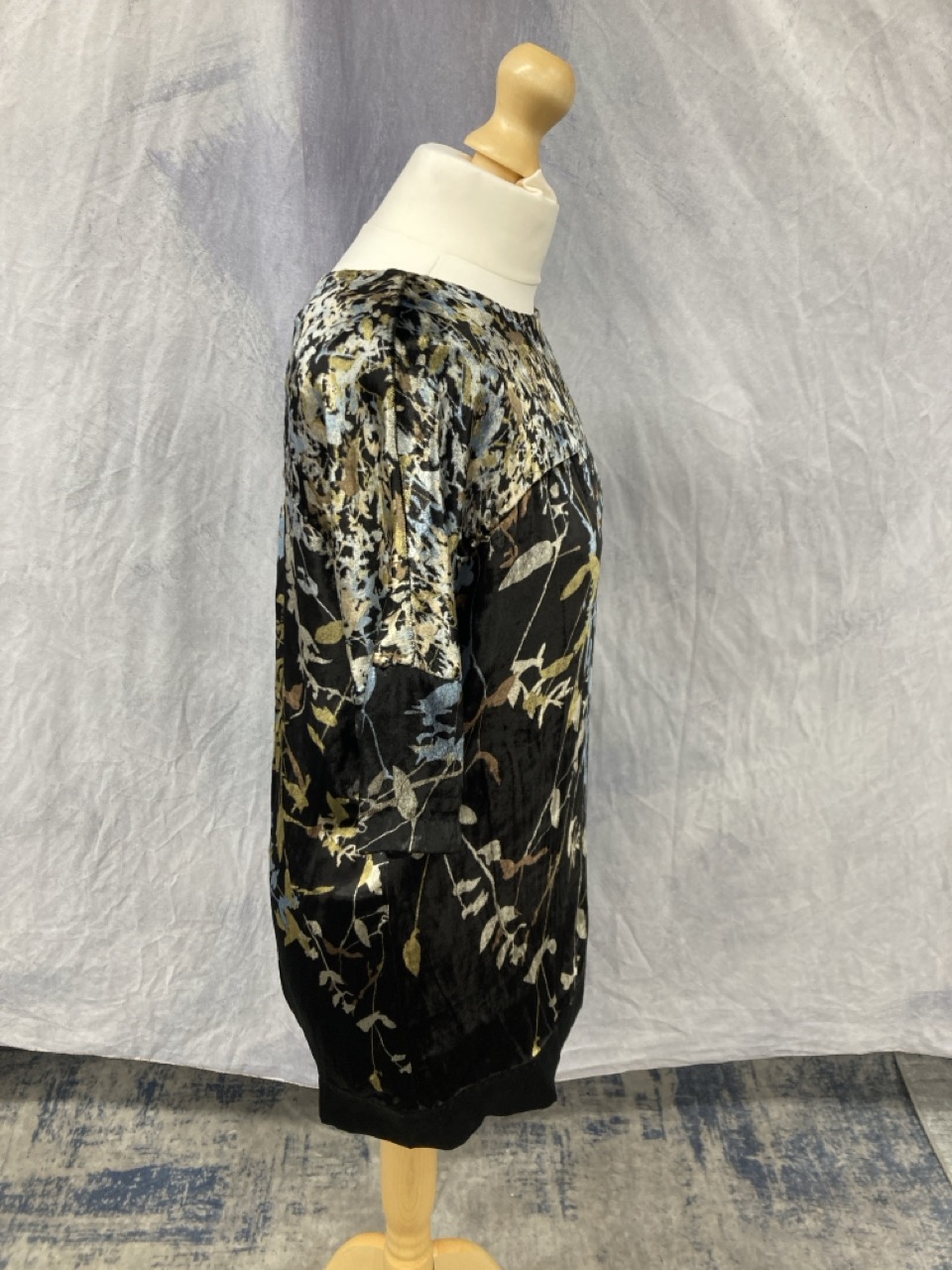 Lot 22  
            Edinburgh SR20 - Delivery Only 

                
DIANE VON FURSTENBERG PRINTED MINI DRESS IN BLACK VELVET SIZE 2: LOCATION - RAIL 3