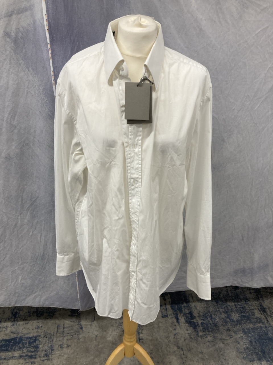 Lot 230  
            Edinburgh SR20 - Delivery Only 

                
TOM FORD CLASSIC BUTTON UP SHIRT IN WHITE COTTON SIZE 44: LOCATION - RAIL 2