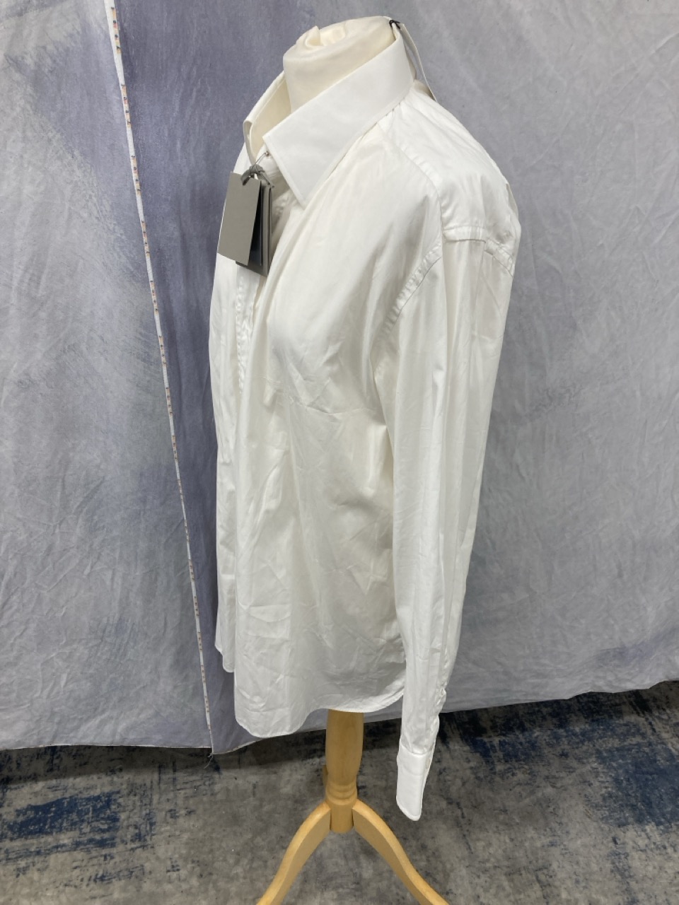 Lot 230  
            Edinburgh SR20 - Delivery Only 

                
TOM FORD CLASSIC BUTTON UP SHIRT IN WHITE COTTON SIZE 44: LOCATION - RAIL 2
