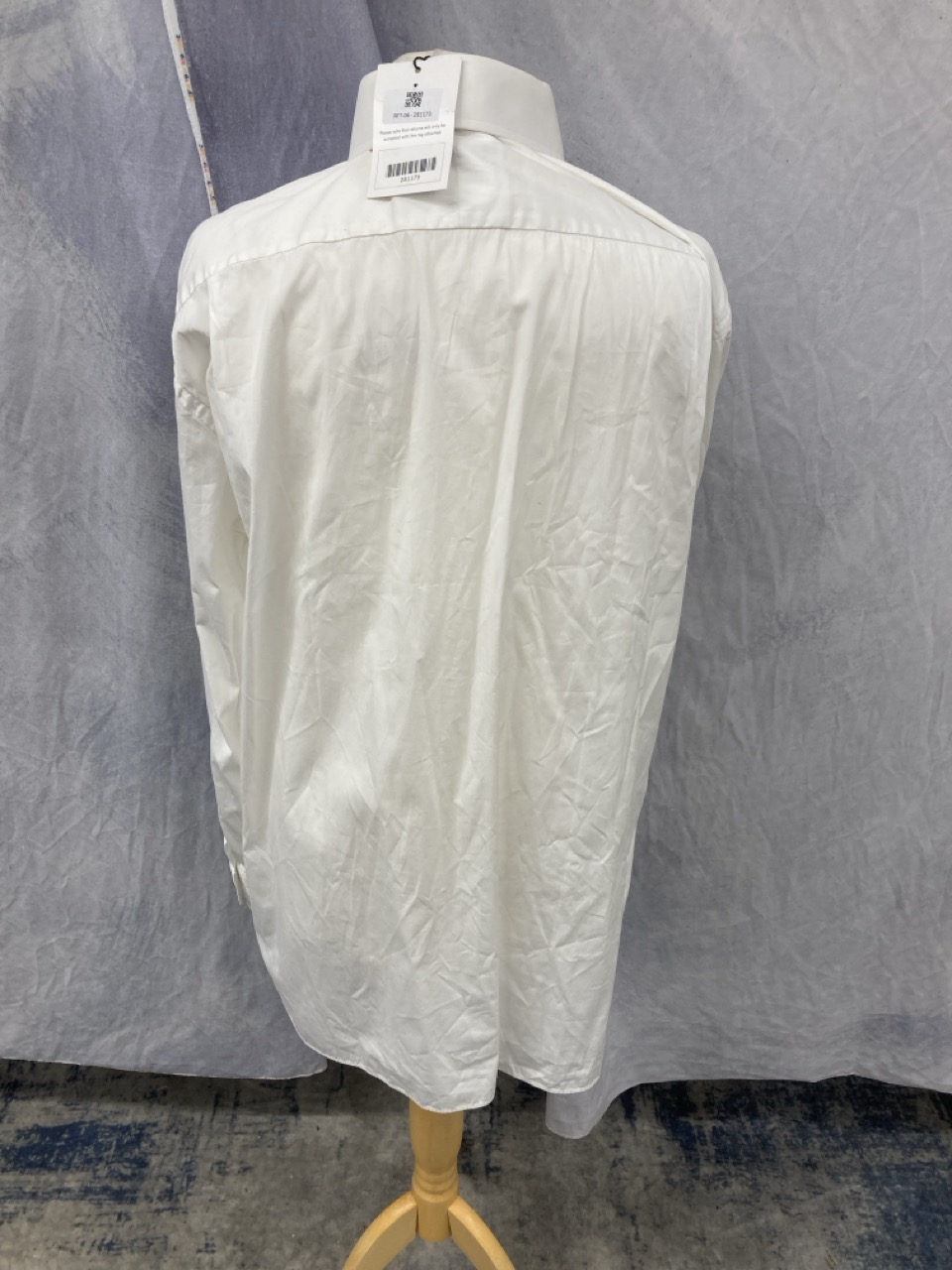 Lot 230  
            Edinburgh SR20 - Delivery Only 

                
TOM FORD CLASSIC BUTTON UP SHIRT IN WHITE COTTON SIZE 44: LOCATION - RAIL 2