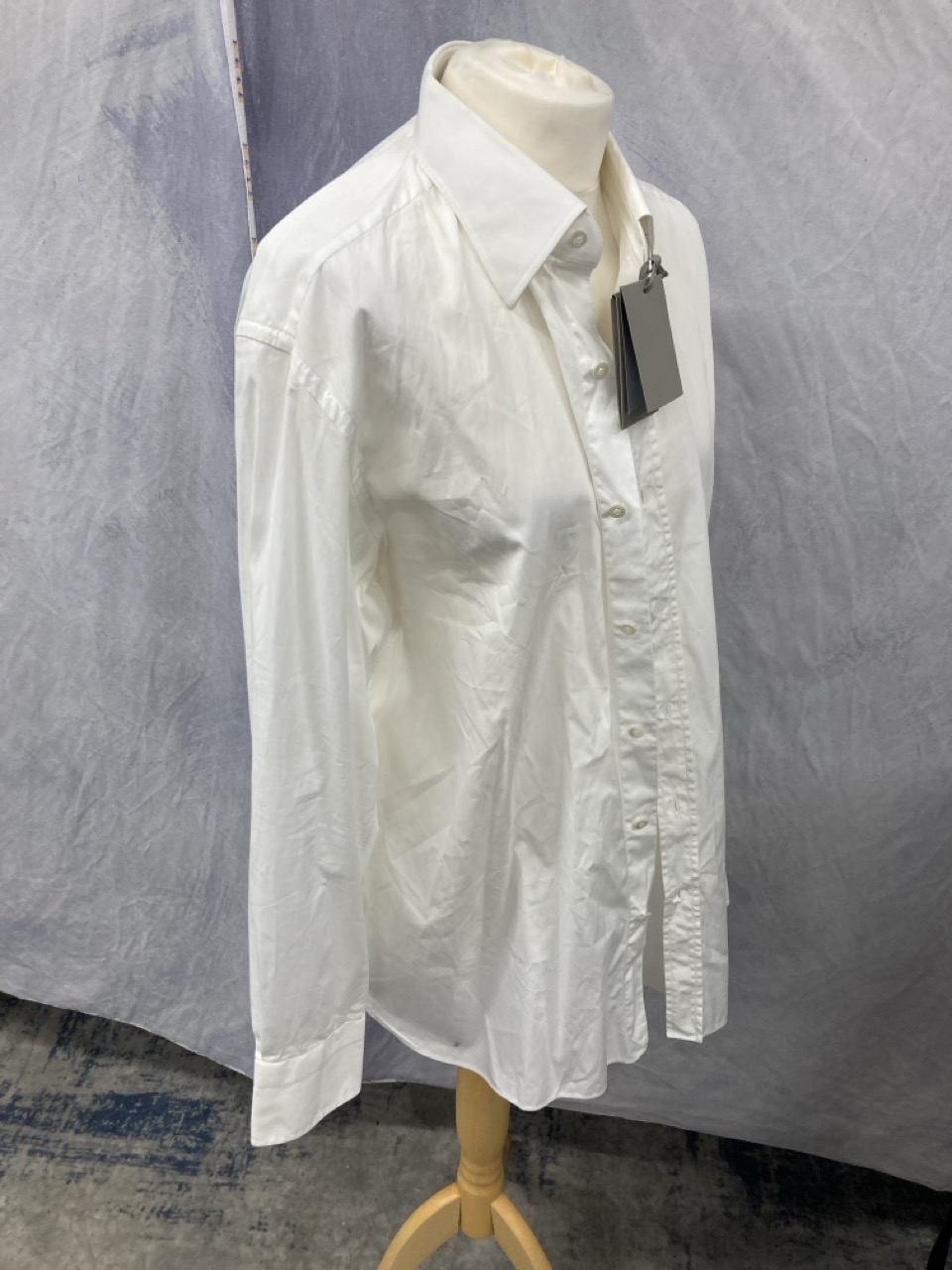 Lot 230  
            Edinburgh SR20 - Delivery Only 

                
TOM FORD CLASSIC BUTTON UP SHIRT IN WHITE COTTON SIZE 44: LOCATION - RAIL 2