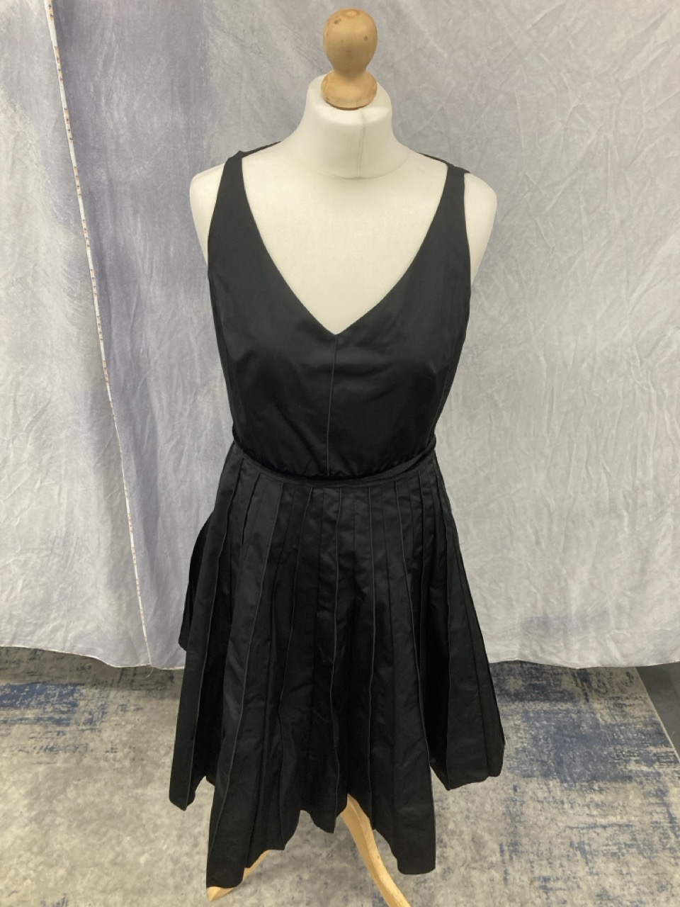 Lot 231  
            Edinburgh SR20 - Delivery Only 

                
MARC JACOBS PLEATED SLEEVELESS DRESS IN BLACK POLYESTER SIZE 6: LOCATION - RAIL 2