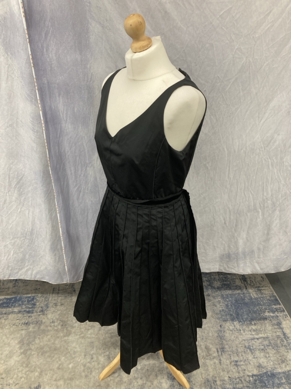 Lot 231  
            Edinburgh SR20 - Delivery Only 

                
MARC JACOBS PLEATED SLEEVELESS DRESS IN BLACK POLYESTER SIZE 6: LOCATION - RAIL 2