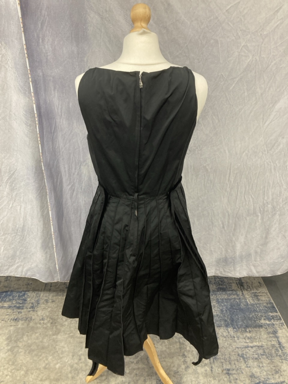 Lot 231  
            Edinburgh SR20 - Delivery Only 

                
MARC JACOBS PLEATED SLEEVELESS DRESS IN BLACK POLYESTER SIZE 6: LOCATION - RAIL 2