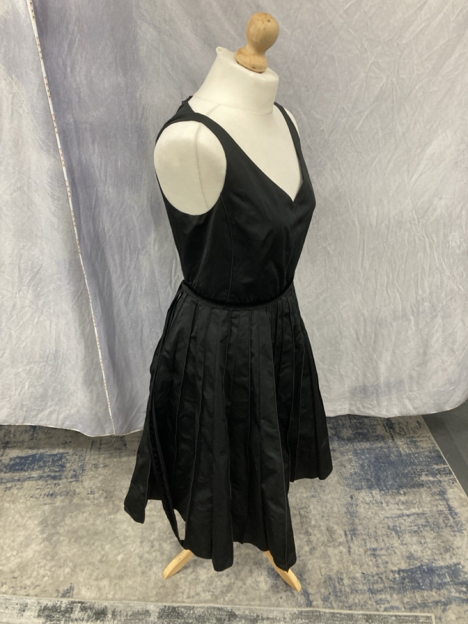 Lot 231  
            Edinburgh SR20 - Delivery Only 

                
MARC JACOBS PLEATED SLEEVELESS DRESS IN BLACK POLYESTER SIZE 6: LOCATION - RAIL 2