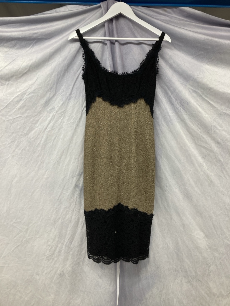 Lot 232  
            Edinburgh SR20 - Delivery Only 

                
DIANE VON FURSTENBERG LACE-TRIMMED SLEEVELESS DRESS IN MULTICOLOR WOOL SIZE 4: LO...