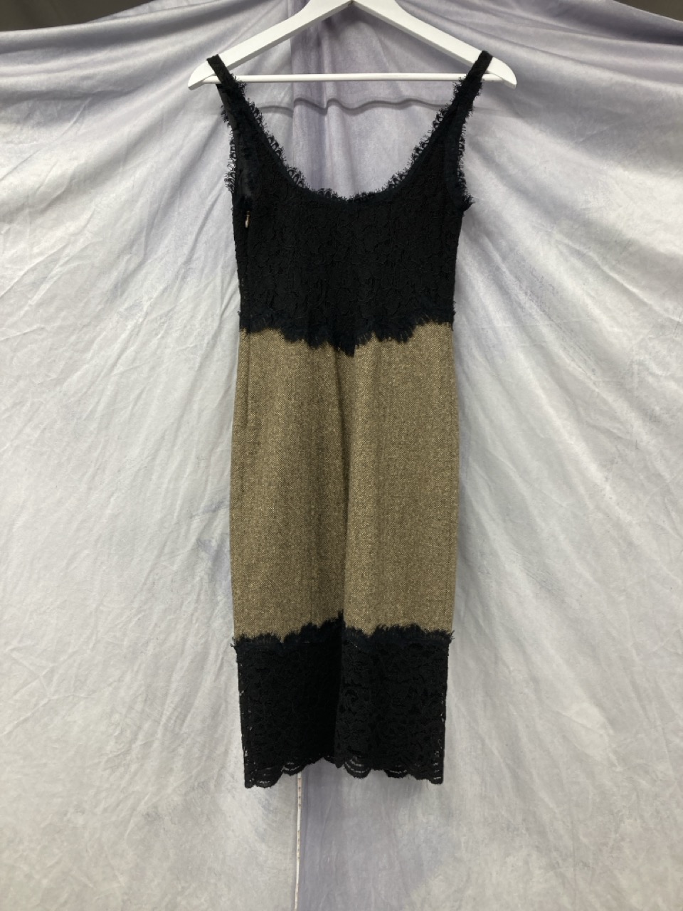 Lot 232  
            Edinburgh SR20 - Delivery Only 

                
DIANE VON FURSTENBERG LACE-TRIMMED SLEEVELESS DRESS IN MULTICOLOR WOOL SIZE 4: LO...