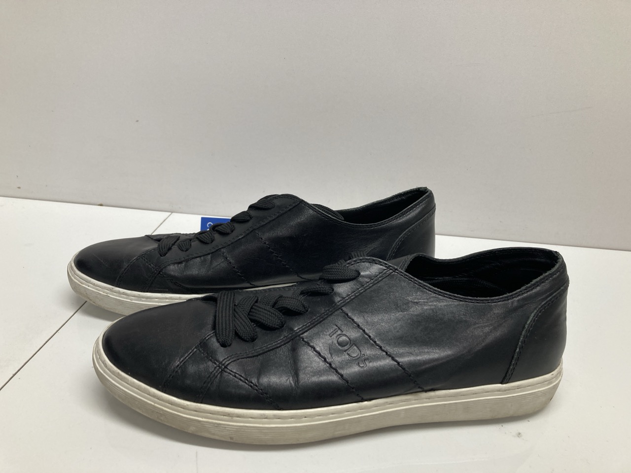 Lot 234  
            Edinburgh SR20 - Delivery Only 

                
TOD'S LOW TOP SNEAKERS IN BLACK LEATHER SIZE UK 7: LOCATION - TABLE 1