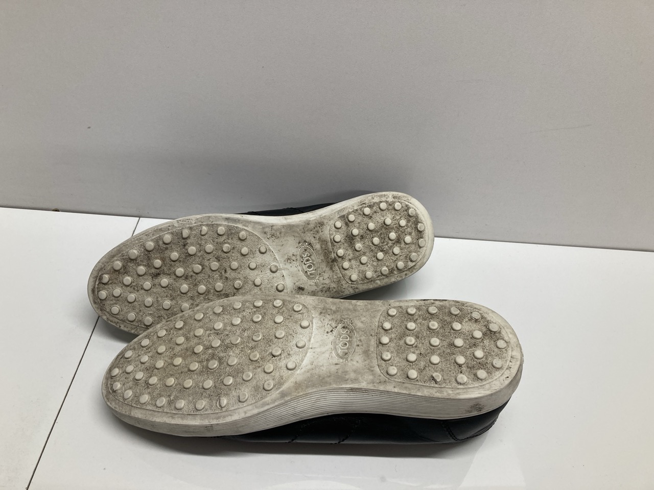 Lot 234  
            Edinburgh SR20 - Delivery Only 

                
TOD'S LOW TOP SNEAKERS IN BLACK LEATHER SIZE UK 7: LOCATION - TABLE 1