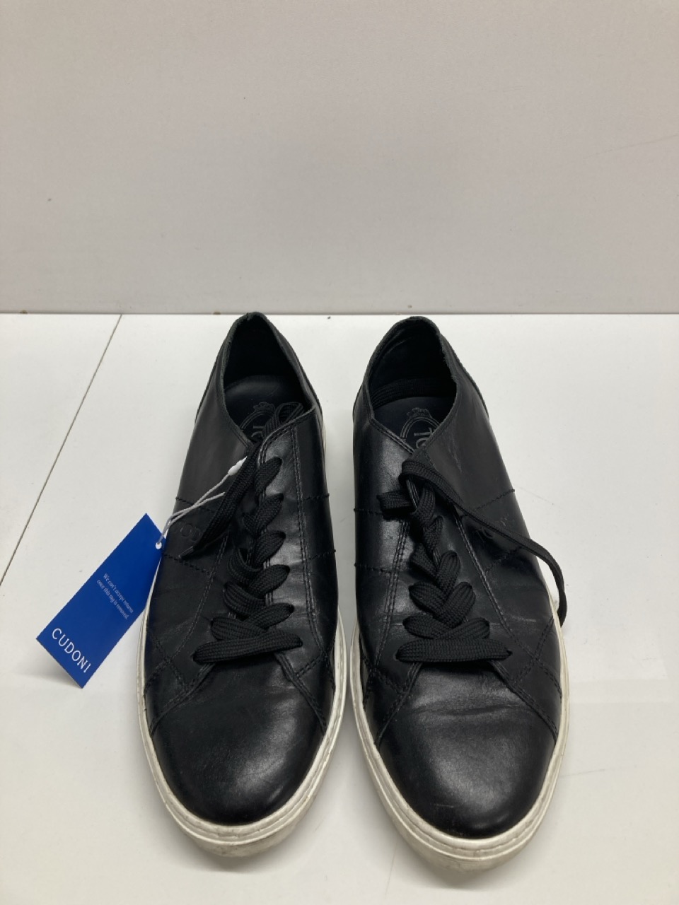 Lot 234  
            Edinburgh SR20 - Delivery Only 

                
TOD'S LOW TOP SNEAKERS IN BLACK LEATHER SIZE UK 7: LOCATION - TABLE 1