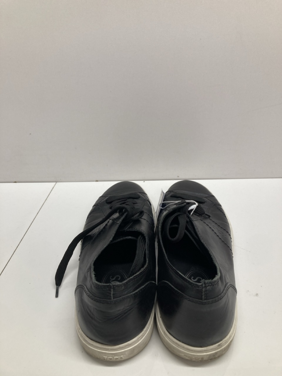 Lot 234  
            Edinburgh SR20 - Delivery Only 

                
TOD'S LOW TOP SNEAKERS IN BLACK LEATHER SIZE UK 7: LOCATION - TABLE 1
