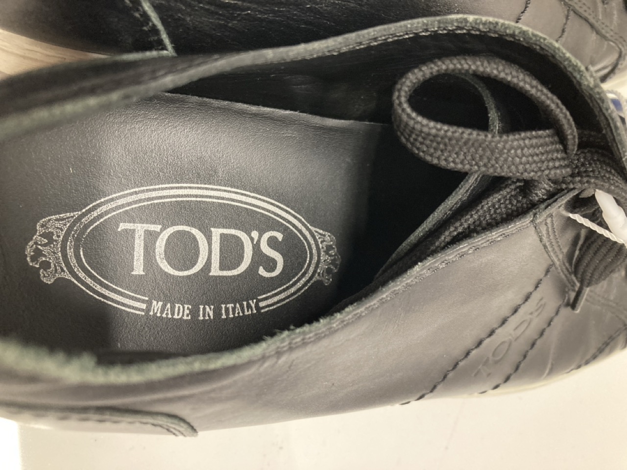 Lot 234  
            Edinburgh SR20 - Delivery Only 

                
TOD'S LOW TOP SNEAKERS IN BLACK LEATHER SIZE UK 7: LOCATION - TABLE 1
