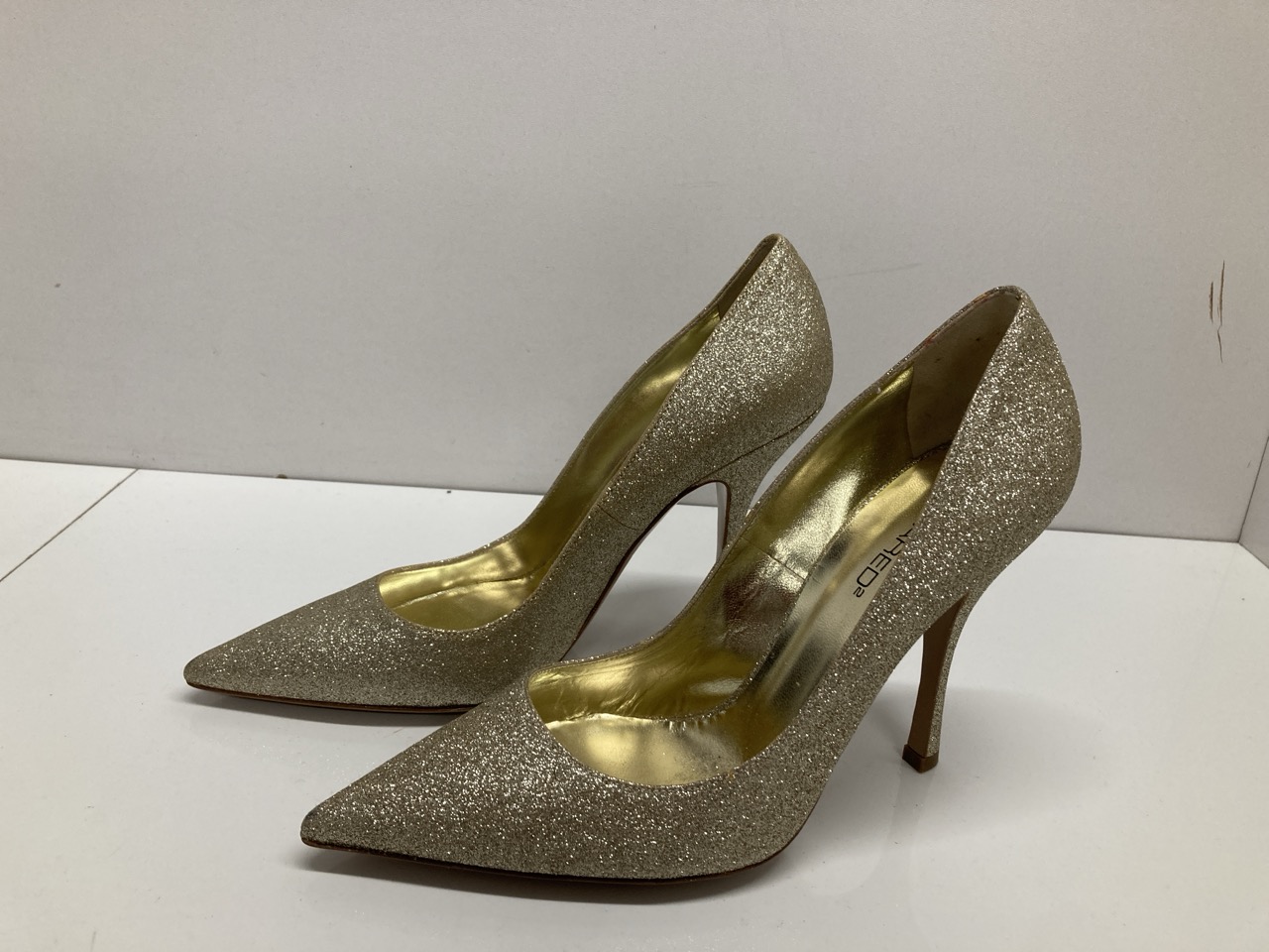 Lot 235  
            Edinburgh SR20 - Delivery Only 

                
DSQUARED2 STILETTO PUMPS IN GOLD GLITTERS SIZE UK 6.5: LOCATION - TABLE 1