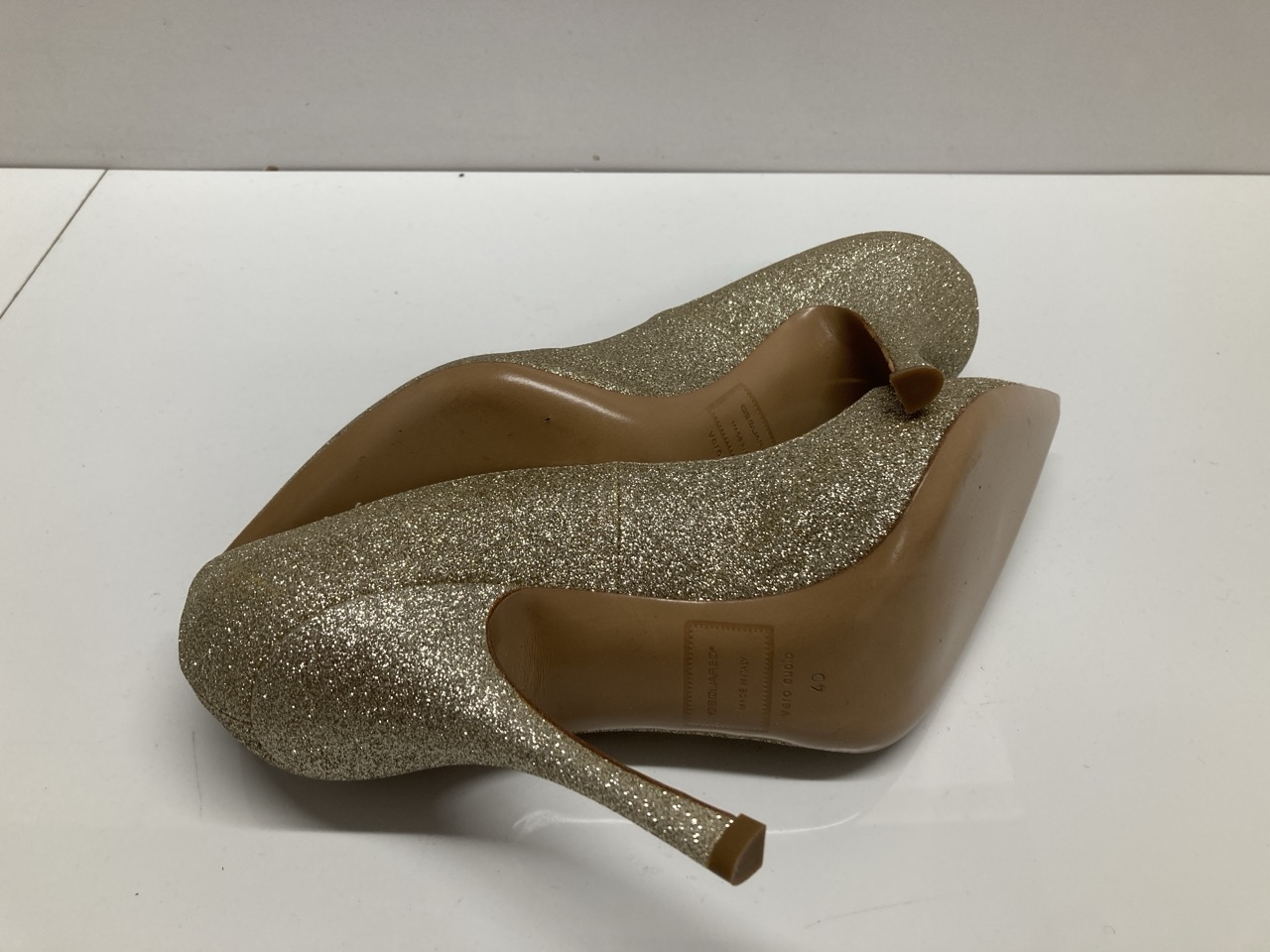 Lot 235  
            Edinburgh SR20 - Delivery Only 

                
DSQUARED2 STILETTO PUMPS IN GOLD GLITTERS SIZE UK 6.5: LOCATION - TABLE 1
