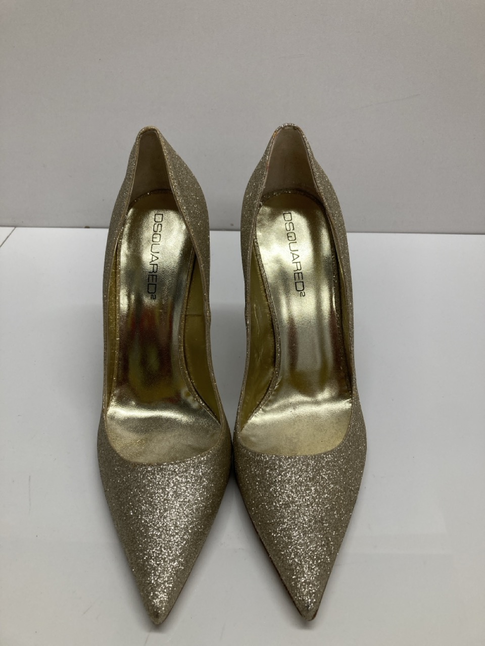 Lot 235  
            Edinburgh SR20 - Delivery Only 

                
DSQUARED2 STILETTO PUMPS IN GOLD GLITTERS SIZE UK 6.5: LOCATION - TABLE 1