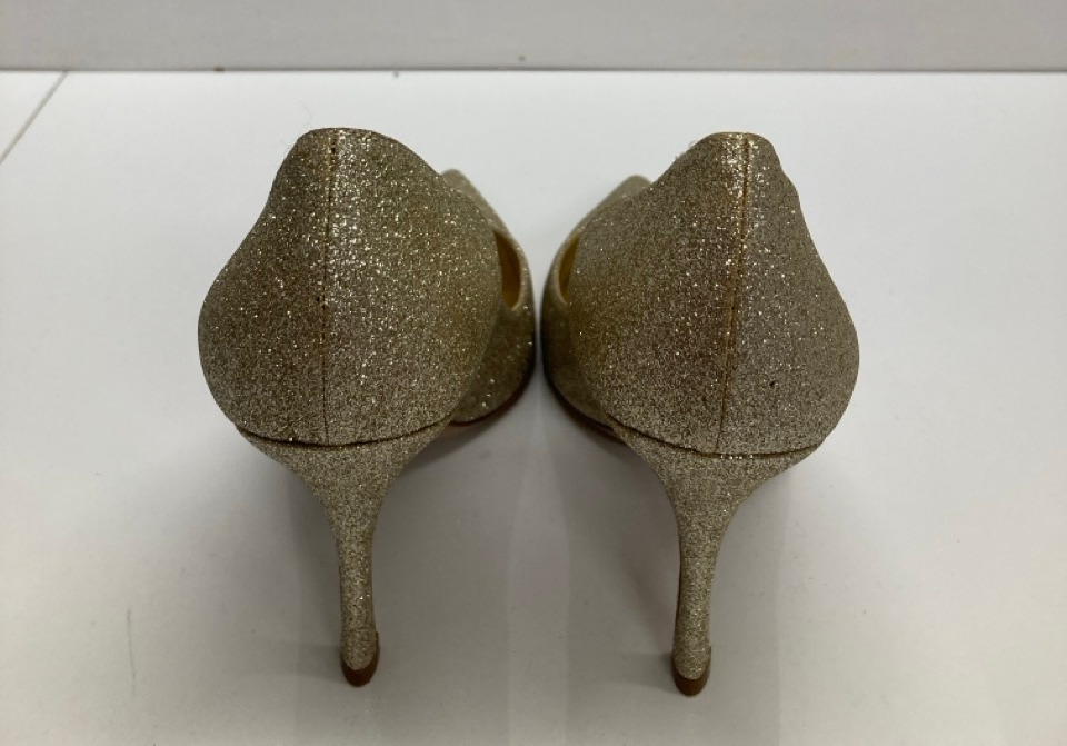 Lot 235  
            Edinburgh SR20 - Delivery Only 

                
DSQUARED2 STILETTO PUMPS IN GOLD GLITTERS SIZE UK 6.5: LOCATION - TABLE 1