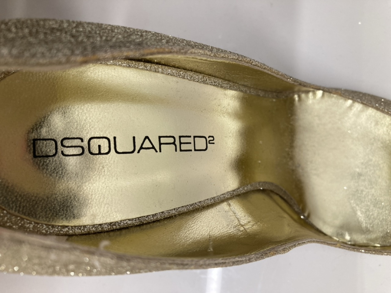 Lot 235  
            Edinburgh SR20 - Delivery Only 

                
DSQUARED2 STILETTO PUMPS IN GOLD GLITTERS SIZE UK 6.5: LOCATION - TABLE 1