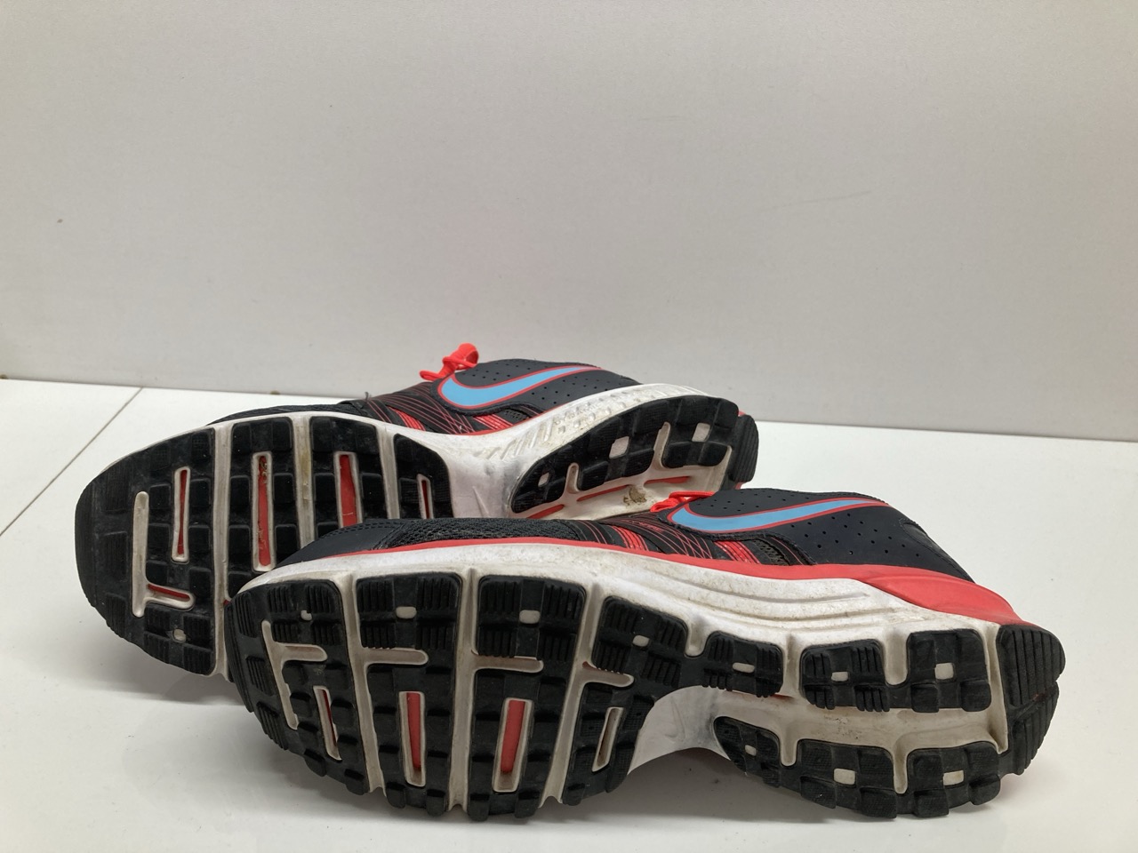 Lot 236  
            Edinburgh SR20 - Delivery Only 

                
NIKE ANODYNE DS 2 LOW-TOP SNEAKERS IN DARK GREY SYNTHETIC MESH SIZE UK 5: LOCATIO...