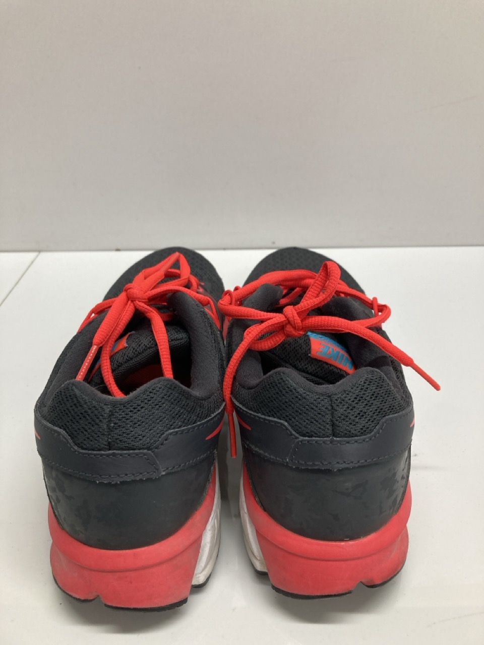 Lot 236  
            Edinburgh SR20 - Delivery Only 

                
NIKE ANODYNE DS 2 LOW-TOP SNEAKERS IN DARK GREY SYNTHETIC MESH SIZE UK 5: LOCATIO...