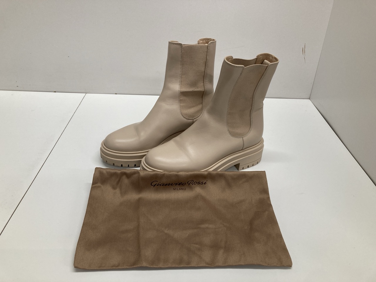 Lot 237  
            Edinburgh SR20 - Delivery Only 

                
GIANVITO ROSSI CHESTER CHELSEA BOOTS IN BEIGE CALFSKIN LEATHER SIZE 34.5: LOCATIO...