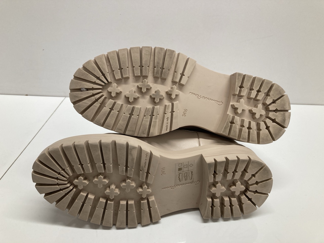 Lot 237  
            Edinburgh SR20 - Delivery Only 

                
GIANVITO ROSSI CHESTER CHELSEA BOOTS IN BEIGE CALFSKIN LEATHER SIZE 34.5: LOCATIO...