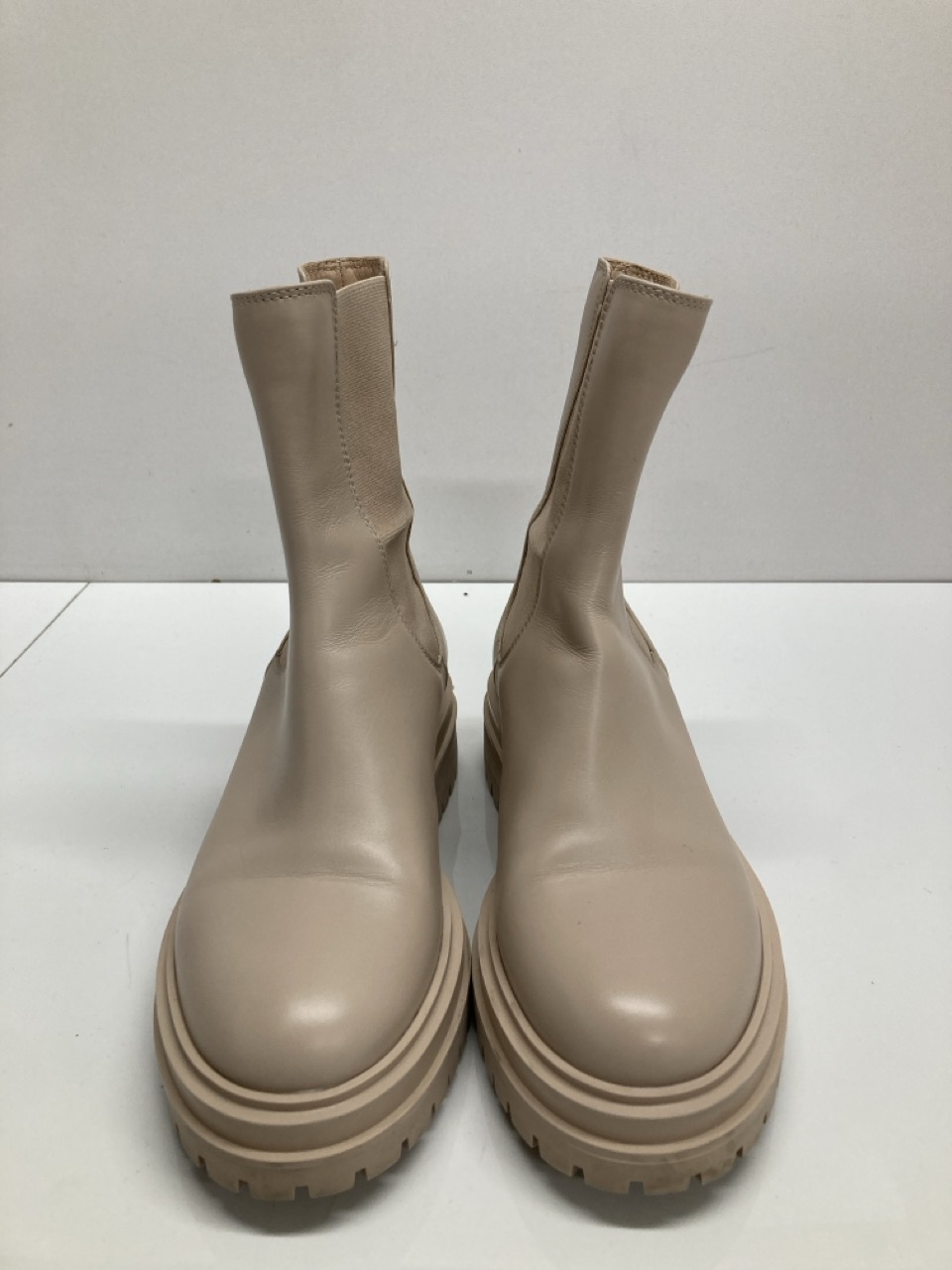 Lot 237  
            Edinburgh SR20 - Delivery Only 

                
GIANVITO ROSSI CHESTER CHELSEA BOOTS IN BEIGE CALFSKIN LEATHER SIZE 34.5: LOCATIO...