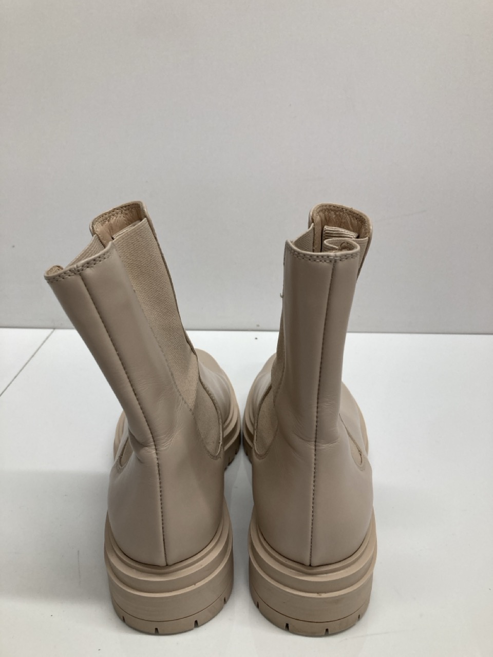 Lot 237  
            Edinburgh SR20 - Delivery Only 

                
GIANVITO ROSSI CHESTER CHELSEA BOOTS IN BEIGE CALFSKIN LEATHER SIZE 34.5: LOCATIO...