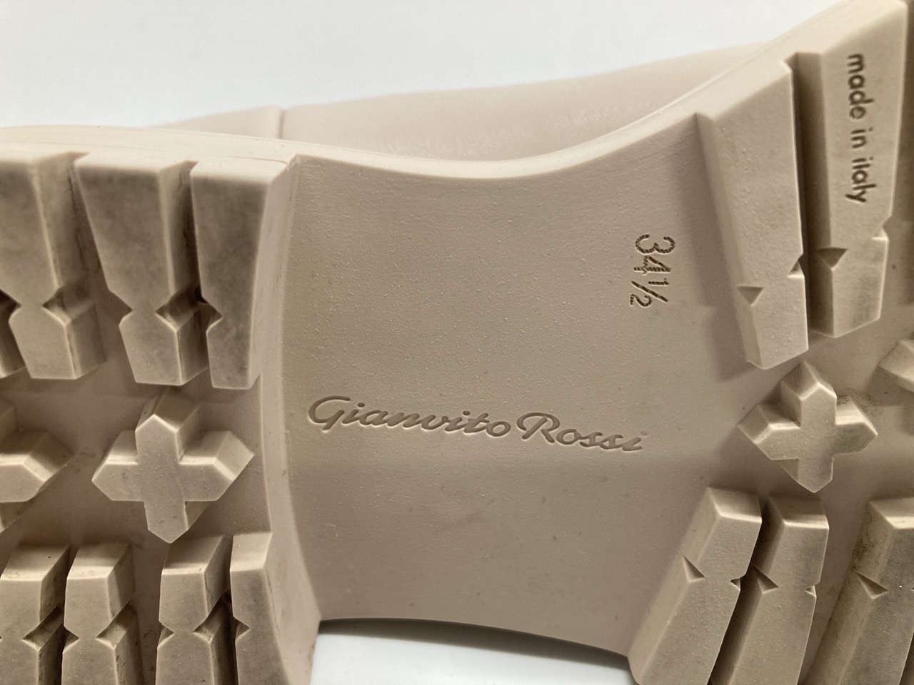 Lot 237  
            Edinburgh SR20 - Delivery Only 

                
GIANVITO ROSSI CHESTER CHELSEA BOOTS IN BEIGE CALFSKIN LEATHER SIZE 34.5: LOCATIO...