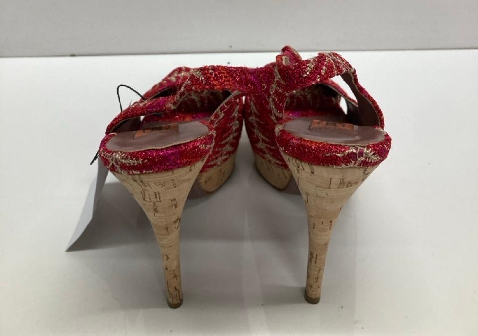 Lot 238  
            Edinburgh SR20 - Delivery Only 

                
MISSONI SLINGBACK PLATFORM SANDALS IN RED CROCHETED VISCOSE SIZE UK 3: LOCATION -...