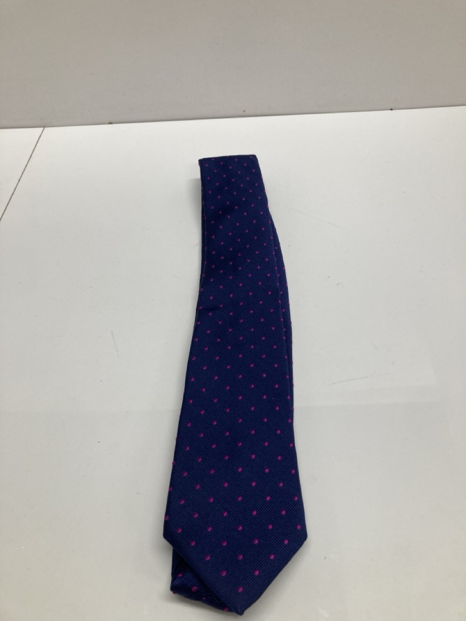 Lot 239  
            Edinburgh SR20 - Delivery Only 

                
CHURCH'S FORMAL POLKA TIE IN BLUE PRINT SILK : LOCATION - TABLE 1