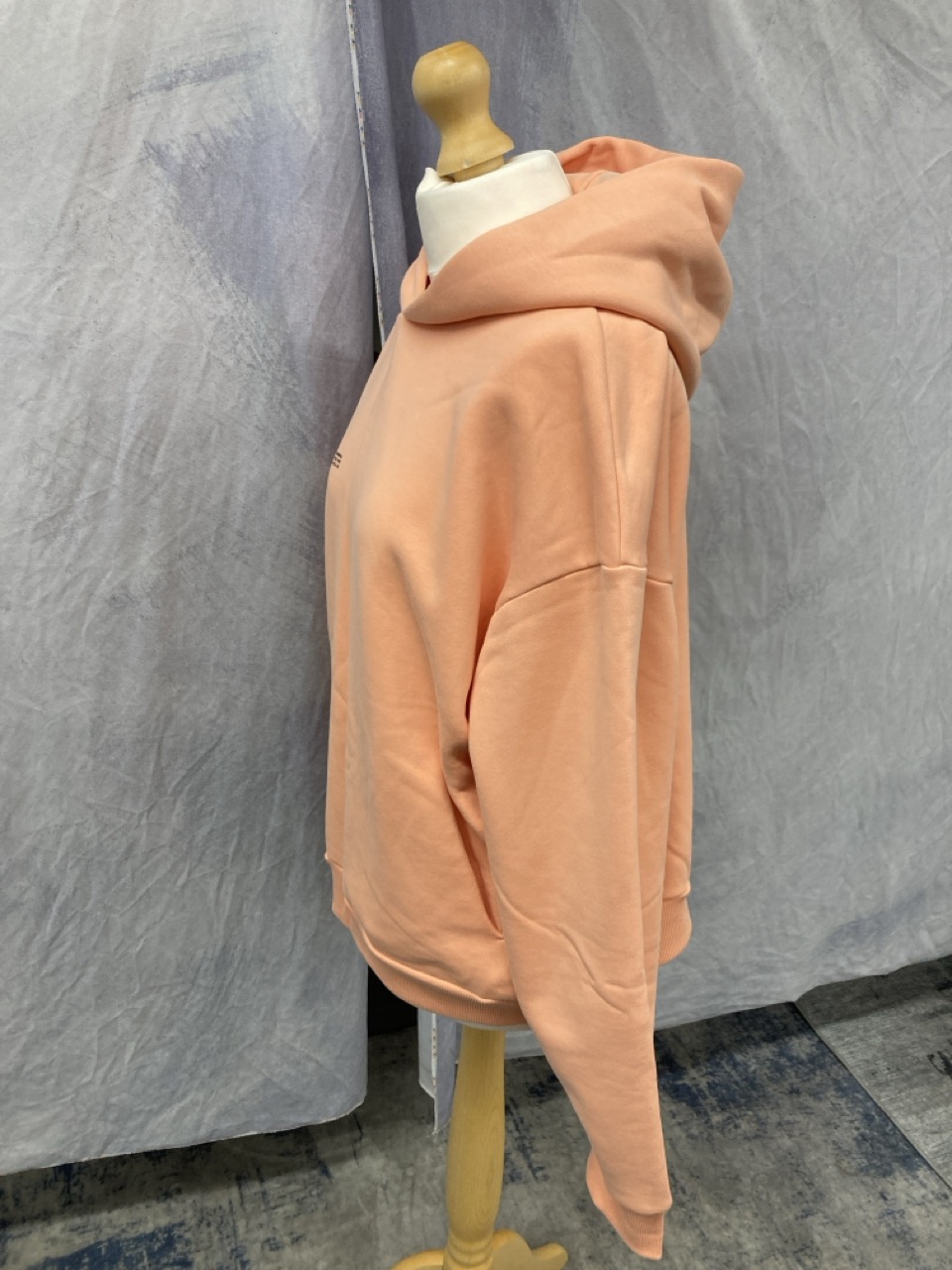 Lot 23  
            Edinburgh SR20 - Delivery Only 

                
PANGAIA 365 HOODIE IN ORANGE COTTON SIZE M: LOCATION - RAIL 3