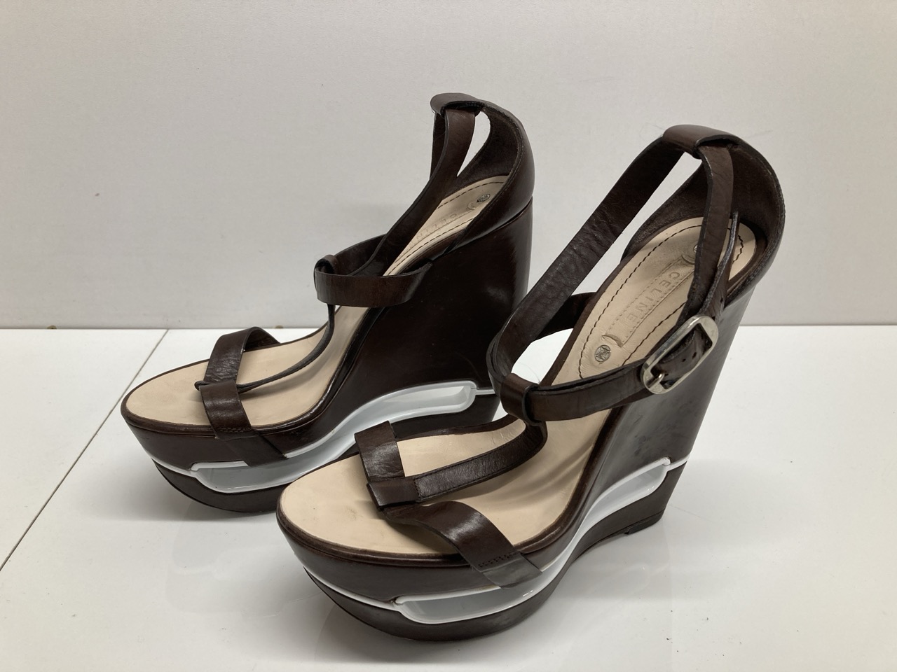 Lot 241  
            Edinburgh SR20 - Delivery Only 

                
CELINE PLATFORM WEDGE SANDALS IN BROWN LEATHER NO SIZE: LOCATION - TABLE 1